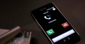 خدمة المكالمات الفائتة من اتصالات الإمارات وكيفية إدارة المكالمات